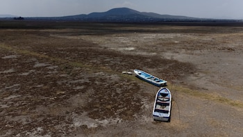 FILE PHOTO: A drone view shows boats on the dry bed of the Zumpango Lake, which used to provide water to agricultural centres in the region and served as a place for local tourism, in Zumpango, Mexico, May 24, 2024. REUTERS/Quetzalli Nicte-Ha/File Photo