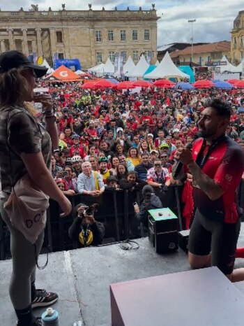 Un hombre sorprende a su