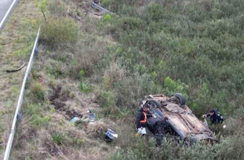 Una mujer despistó en la ruta 129 en Corrientes, volcó y murió