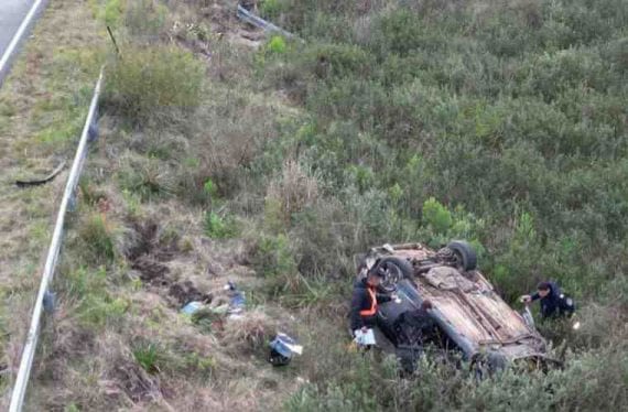 El Ford Focus perdió el control en una curva cerca del arroyo Timboy, volcó y se incendió después del accidente en Monte Caseros.