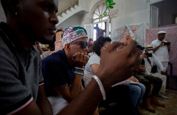 Sacerdotes yoruba escuchan la lectura