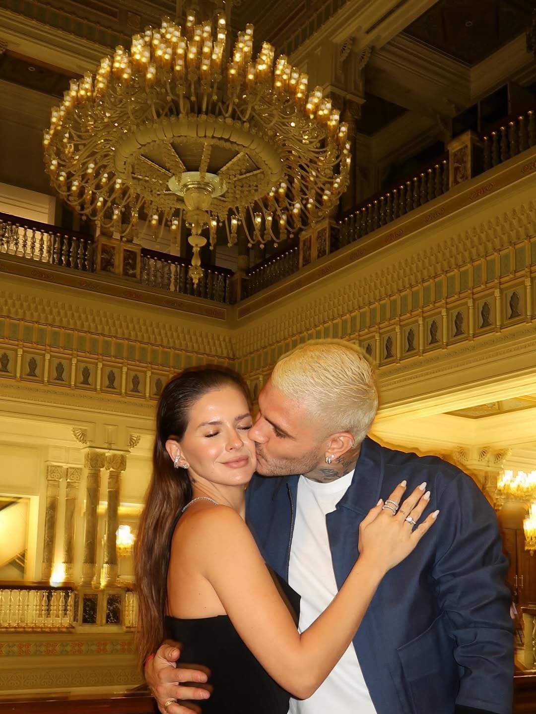 Enamorados y a los besos en el cumpleaños 33 de Mauro Icardi