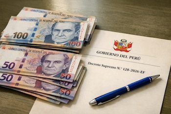 Billetes de cien y cincuenta soles peruanos junto a un documento oficial del Gobierno del Perú con un decreto y un bolígrafo azul.