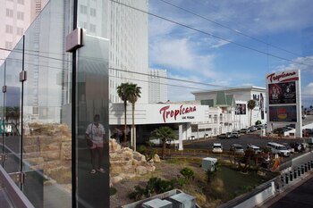 Una persona, reflejada en las ventanas, camina cerca del hotel Tropicana en Las Vegas, el martes 16 de mayo de 2023. (AP Foto/John Locher)