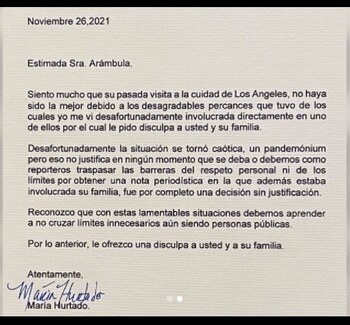 La reportera María Hurtado le