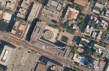 Vista satelital del Bronx con edificios, calles y estacionamientos. Marcadores señalan el Tribunal Penal, la Biblioteca Melrose y Grant Avenue y E 162nd Street