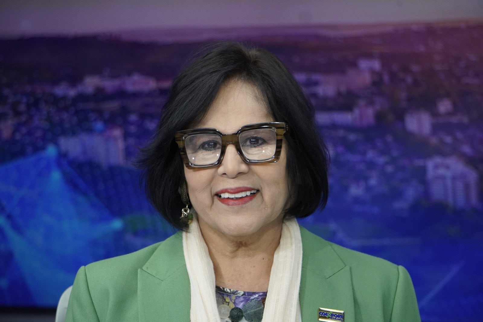 Silvia Cuéllar, presidenta de COEXPORT, durante su participación en el espacio de entrevista Diálogo 21, donde expuso la postura del sector exportador sobre la flexibilidad laboral en El Salvador (Cortesía: Diálogo 21).