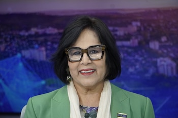 Silvia Cuéllar, presidenta de COEXPORT, durante su participación en el espacio de entrevista Diálogo 21, donde expuso la postura del sector exportador sobre la flexibilidad laboral en El Salvador (Cortesía: Diálogo 21).
