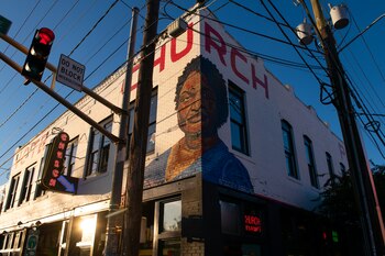 Un mural con la figura