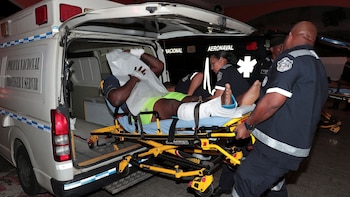 Uno de los heridos en el tiroteo en la cárcel es conducido a una hospital. (Reuters)