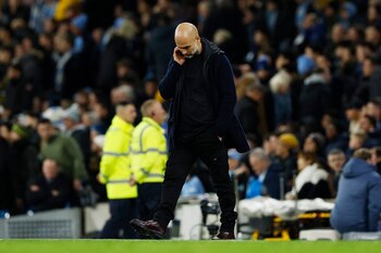 Guardiola y su Manchester City sufrió una dura caída en el clásico (Action Images via Reuters/Jason Cairnduff)