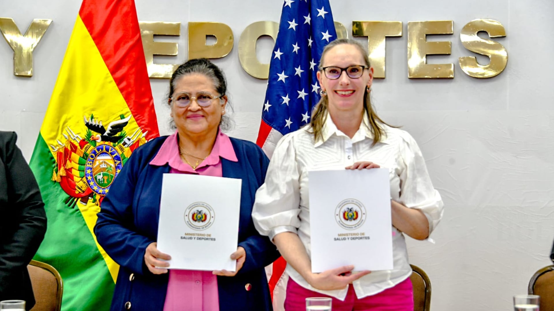 La ministra boliviana de Salud y Deportes, Marcela Flores, y la encargada de Negocios de la Embajada estadounidense en La Paz, Debra Hevia (Créditos: Ministerio de Salud y Deportes Bolivia)