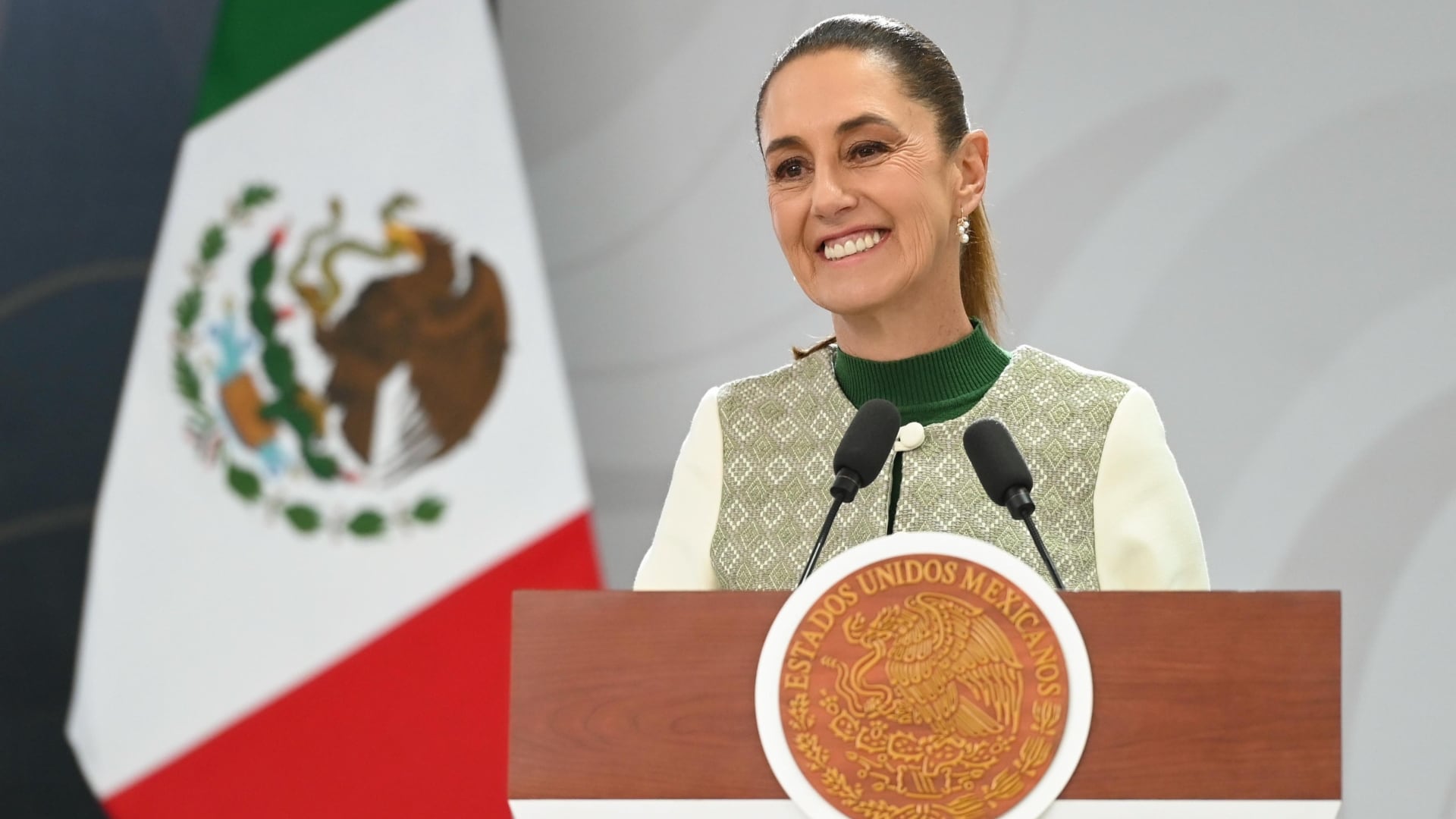 La presidenta Claudia Sheinbaum reconoce carencias de empleo y apoyo al campo en San Pedro, Coahuila, durante su visita oficial.