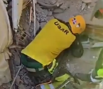 Especialistas y rescatistas dominicanos operando en la Zona Cero de Macuto, Venezuela.