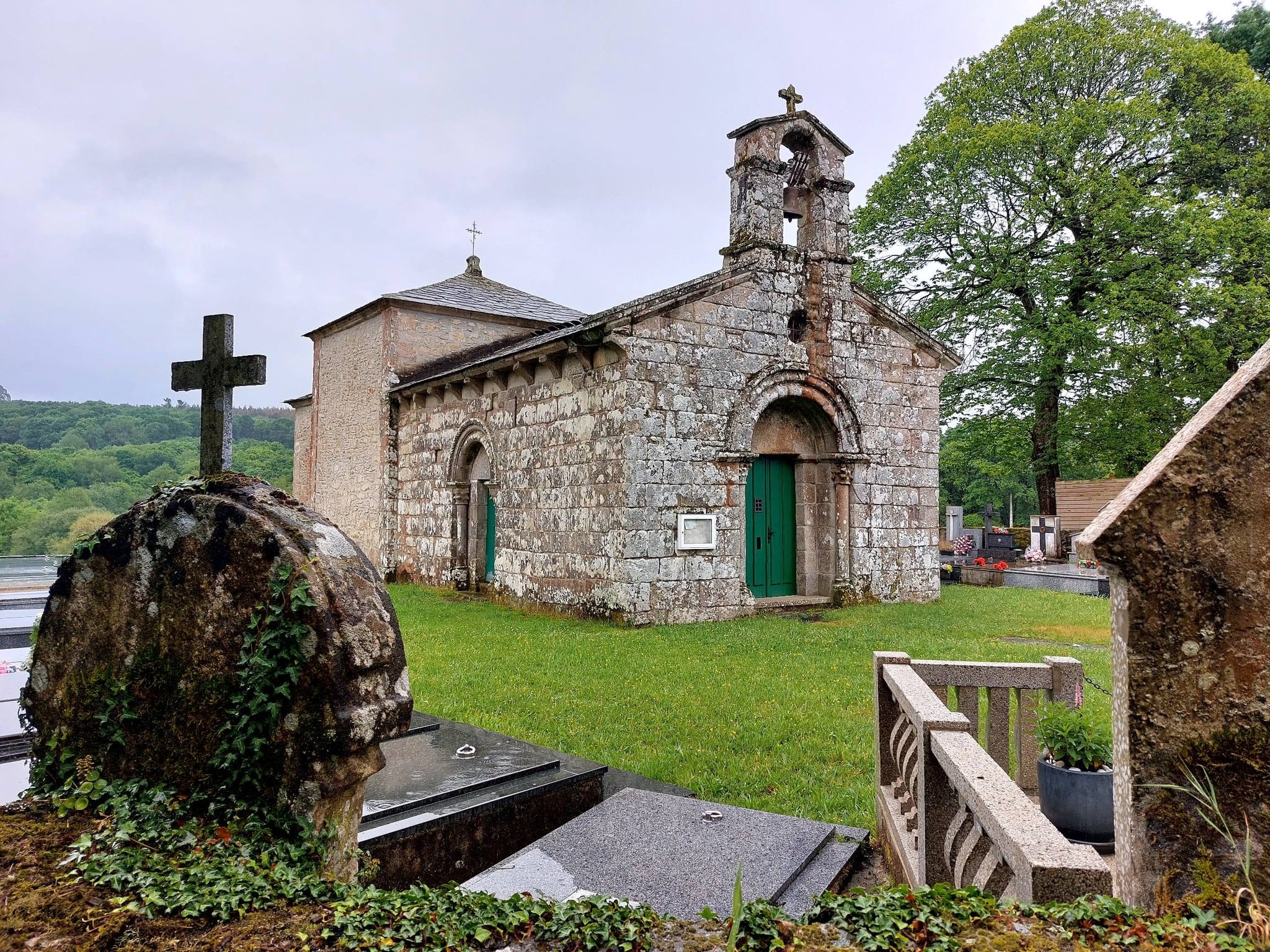 Capilla de piedra y cementerio en el Camino de Santiago