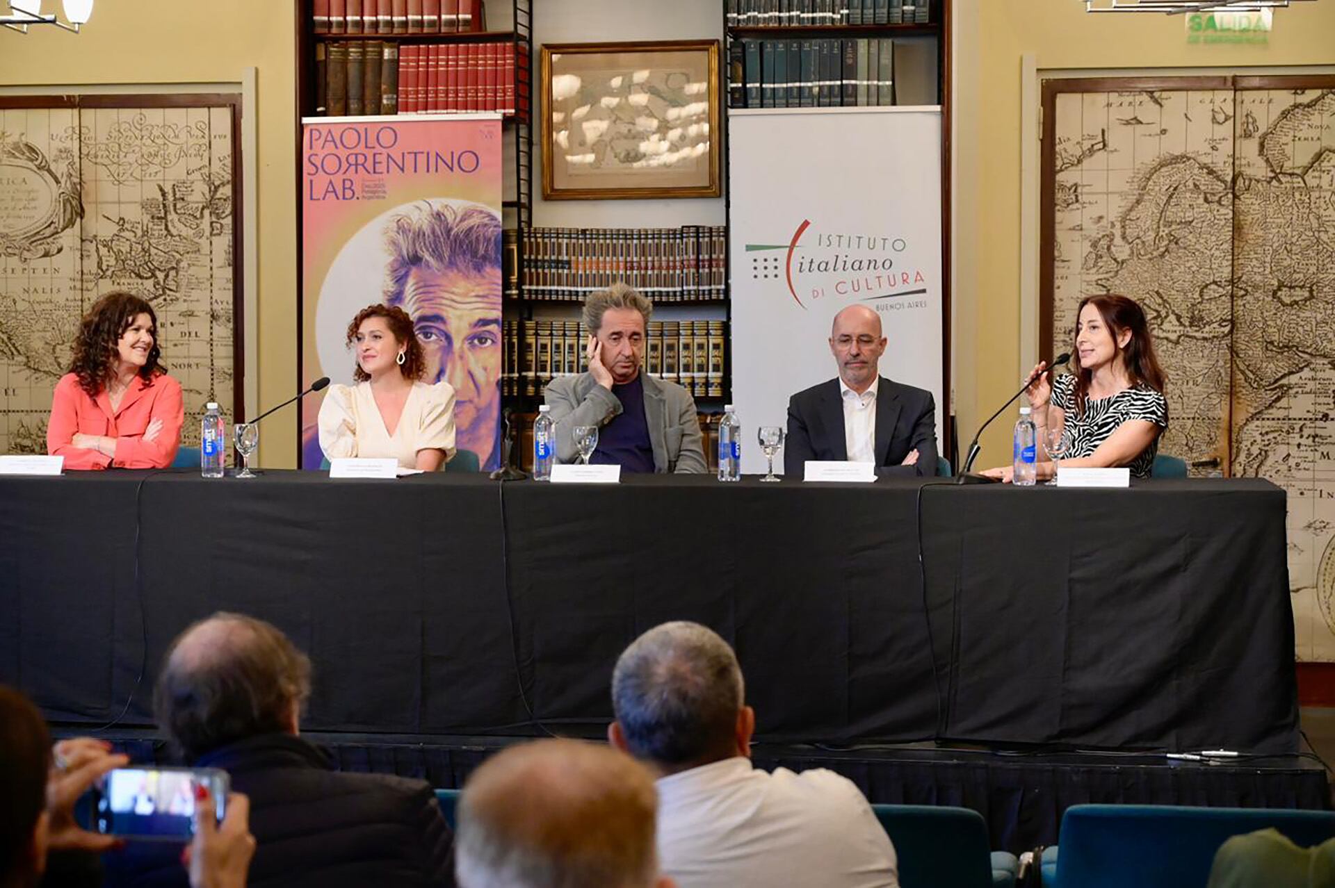 Durante una conferencia de prensa, Sorrentino reivindicó a Fellini, Scorsese y los directores estadounidenses de los años 90 como sus grandes inspiraciones