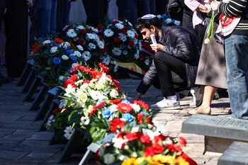 La gente asiste a la