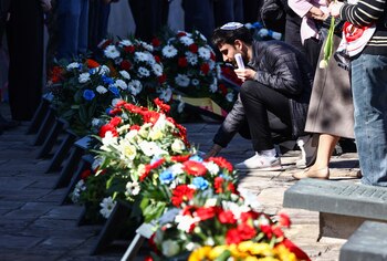 La gente asiste a la