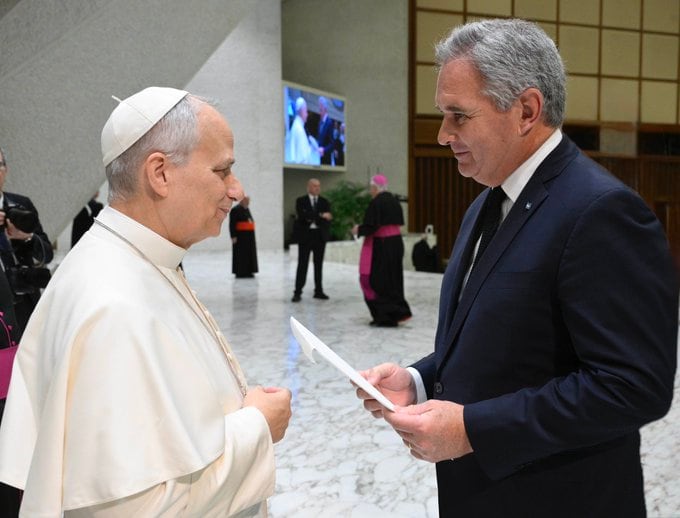 El canciller Pablo Quirno le entrega al papa León XIV una carta firmada por el presidente Javier Milei para invitarlo a visitar la Argentina a finales de año