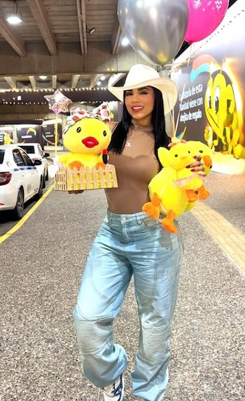 Karina García recibió regalos de