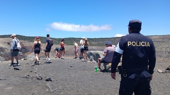 Las Fiestas Agostinas elevaron la afluencia de visitantes en el volcán Ilamatepec, lo que podría aumentar el riesgo de accidentes en rutas de montaña. (Cortesía: Policía Nacional Civil)