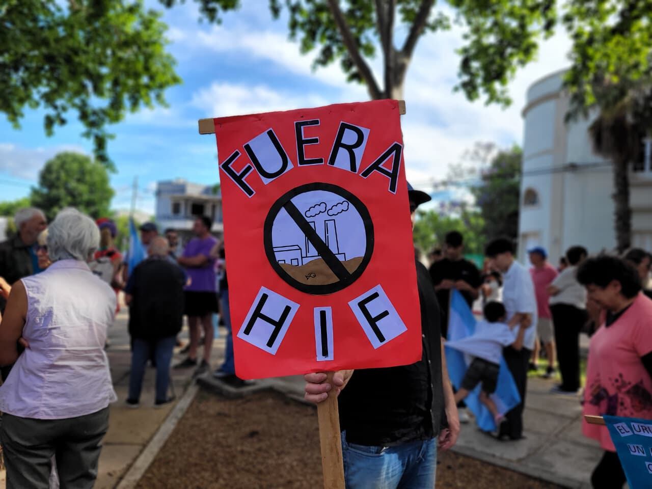 Manifestantes en Colón contra el proyecto de HIF Global en Paysandú (Municipalidad de Colón)