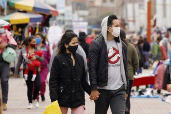 02/09/2020 Una pareja camina por uno de los mercadillos urbanos de Lima, la capital peruana.
POLITICA SUDAMÉRICA PERÚ LATINOAMÉRICA INTERNACIONAL
MARIANA BAZO / ZUMA PRESS / CONTACTOPHOTO