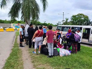 Los migrantes llegaron a la terminal de San Pedro Sula con maletas y mochilas para abordar los autobuses que los trasladarían hacia Puerto Cortés. (Foto: Cortesía / redes sociales)