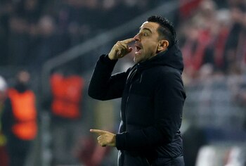 Xavi da indicaciones durante el