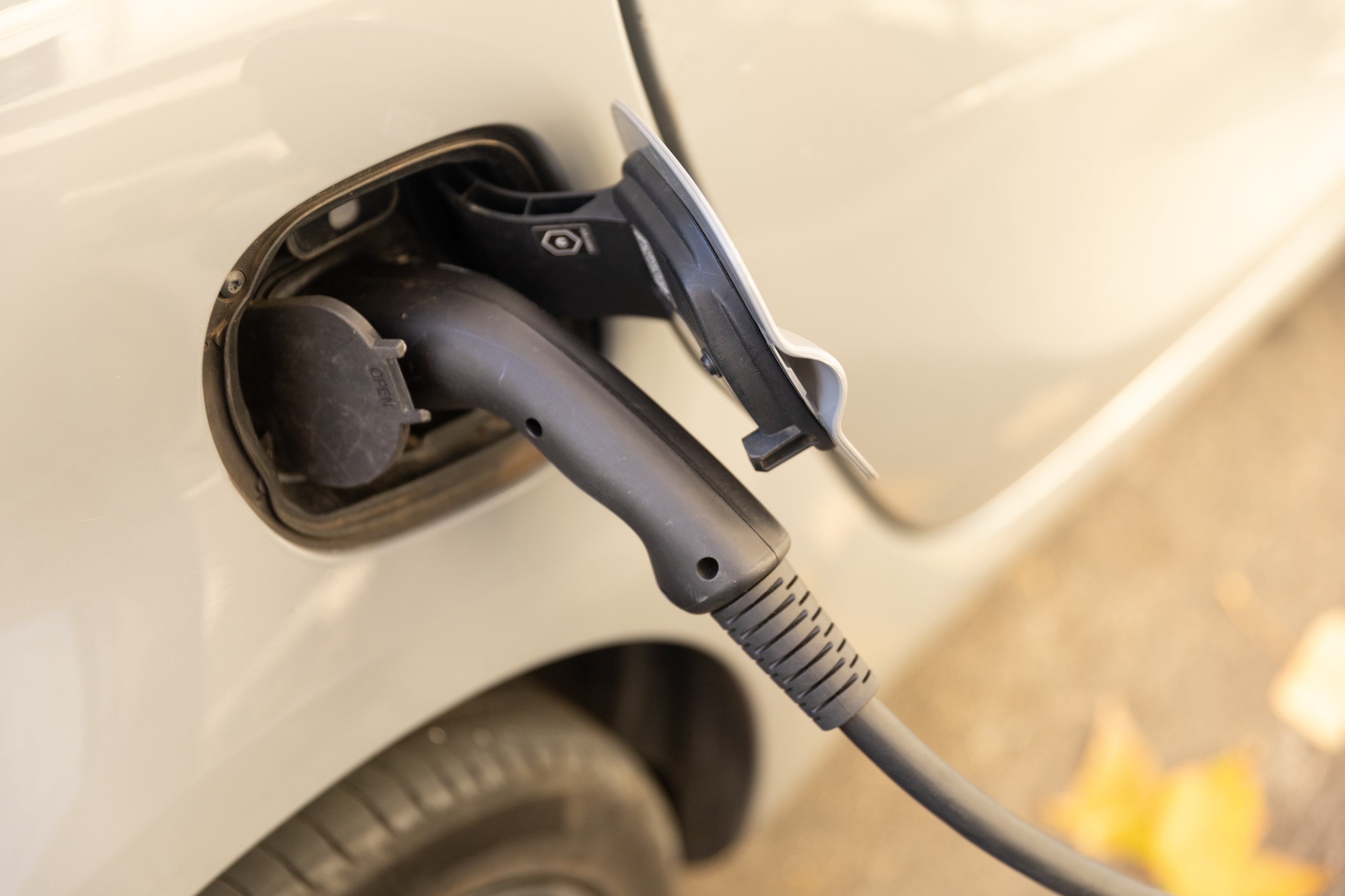 ARCHIVO. Un coche enchufado en un punto de carga (Eduardo Parra/Europa Press)