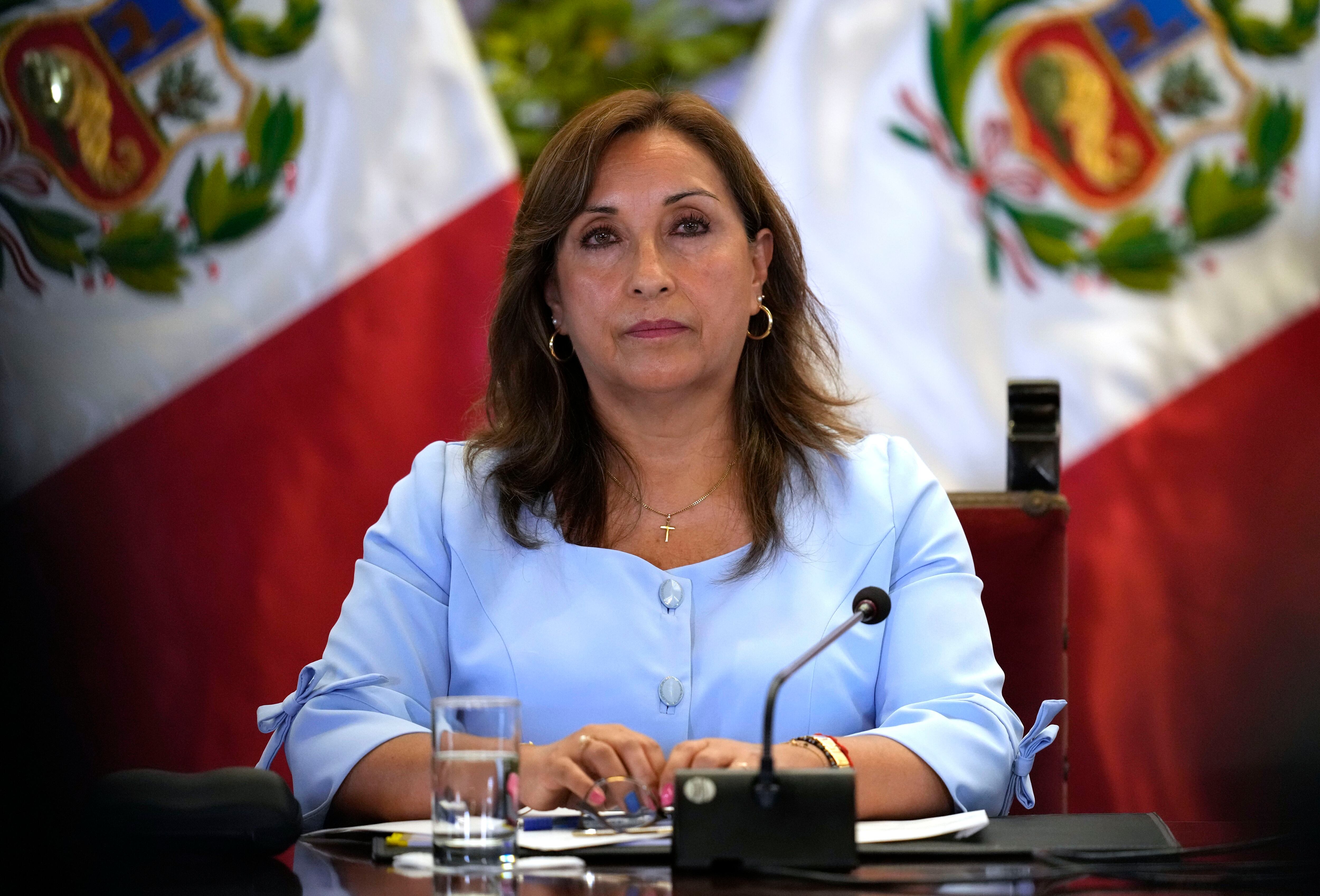 La presidenta peruana Dina Boluarte ofrece una conferencia de prensa en el palacio de gobierno en Lima, Perú, el viernes 10 de febrero de 2023. Boluarte confirmó que un hombre de 22 años murió el jueves en la región de Apurímac, en los Andes peruano, en medio de las protestas antigubernamentales que han cobrado hasta el momento 60 muertos en dos meses. La presidenta anunció el viernes 24 de febrero de 2023 la retirada del embajador de Perú en México tras las críticas del presidente mexicano, Andrés Manuel López Obrador. (Foto AP/Martín Mejía)