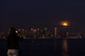 Una mujer toma una fotografía