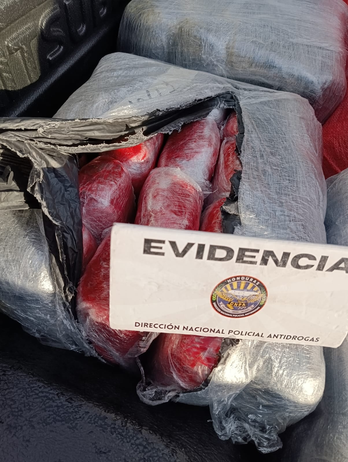Los agentes inspeccionaron un microbús y hallaron 28 fardos rectangulares con una sustancia identificada de forma preliminar como marihuana.
