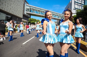 Ritmo, simetría y dinamismo: las cachiporristas llenaron de destreza y color el Desfile del Correo (Secretaría de Prensa).