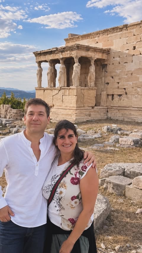 El productor junto a su amiga frente al pórtico de las Cariátides en el templo del Erecteón, dedicado a Atenea, Poseidón y al rey mítico Erecteo