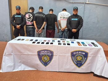 El operativo en Santo Domingo dejó cuatro detenidos y la recuperación de 30 teléfonos celulares./ (Policía Nacional República Dominicana)