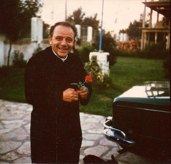 El Padre Mario en medio