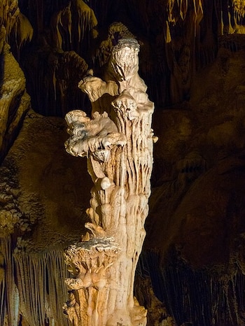La estalgmita principal de la Grotte des Demoiselles, la vierge à l'enfant. (Wikimedia/Babobibobu 1)