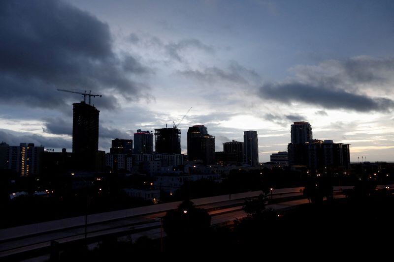 Meteorólogos monitorean la onda en el Caribe por su posible impacto en Florida. (REUTERS/Octavio Jones/ARCHIVO)