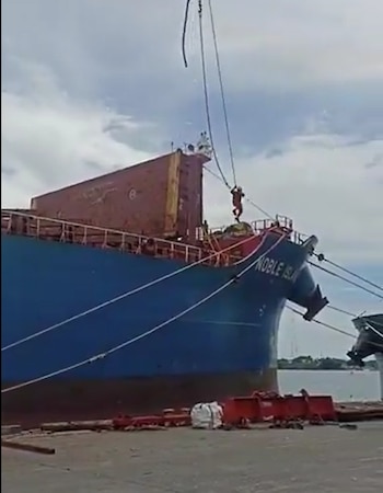El incidente laboral en la Sociedad Portuaria de Buenaventura fue grabado y viralizado en redes sociales debido a la tensión vivida en los muelles - crédito redes sociales/X