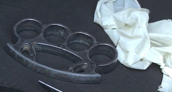 La manopla encontrada en el