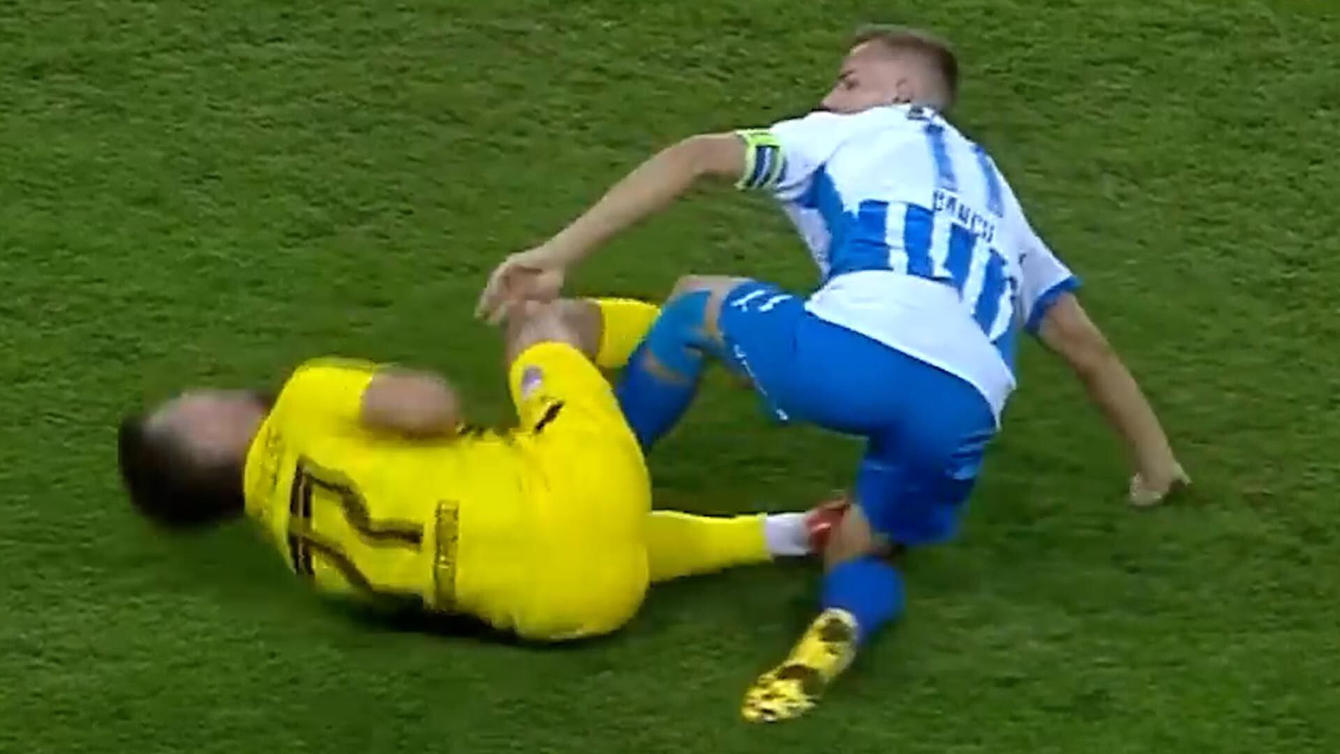 El árbitro revisó el VAR para expulsar a Bancu