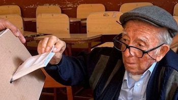 Everardo Zapata, autor del libro ‘Coquito’, acudió a votar a los 99 años y conmueve en Arequipa