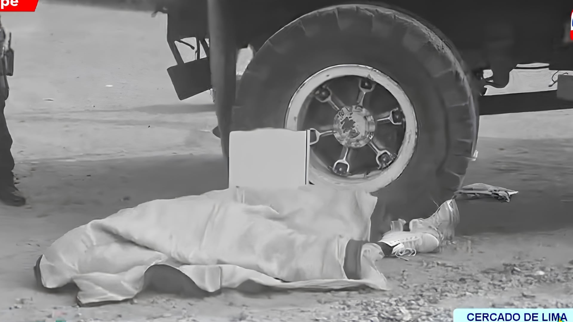 El cuerpo de un reciclador yace cubierto junto a un volquete en el cruce de las avenidas Enrique Meiggs y Fernando Wiesse en el Cercado de Lima. (Captura: Exitosa Noticias)
