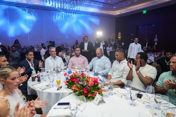 El presidente Luis Abinader y el ministro de Deportes, Kelvin Cruz, comparten la mesa principal con peloteros dominicanos de Grandes Ligas durante la cena de reconocimiento previa al Clásico Mundial de Béisbol 2026 (Foto cortesía @PresidenciaRD).
