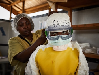 Brote de ébola contabiliza ya 91 fallecidos sospechosos y 350 casos en zonas fronterizas del Congo, según autoridades de salud. (EFE/Hugh Kinsella)