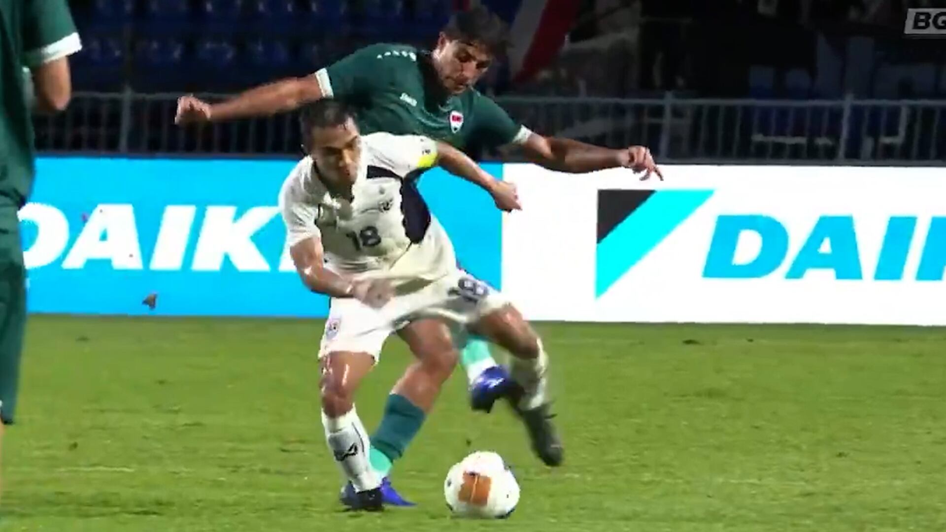 Chanathip Songkrasin tuvo que abandonar la cancha por la burtal patada que recibió