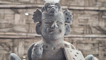 Huaca de la Luna: descubren tumba de un niño de la élite mochica con 32 piezas de cerámica y una máscara de metal