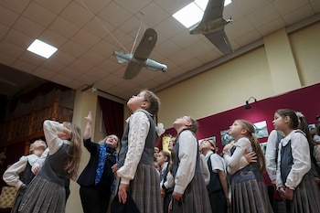 Escolares visitan una exposición que