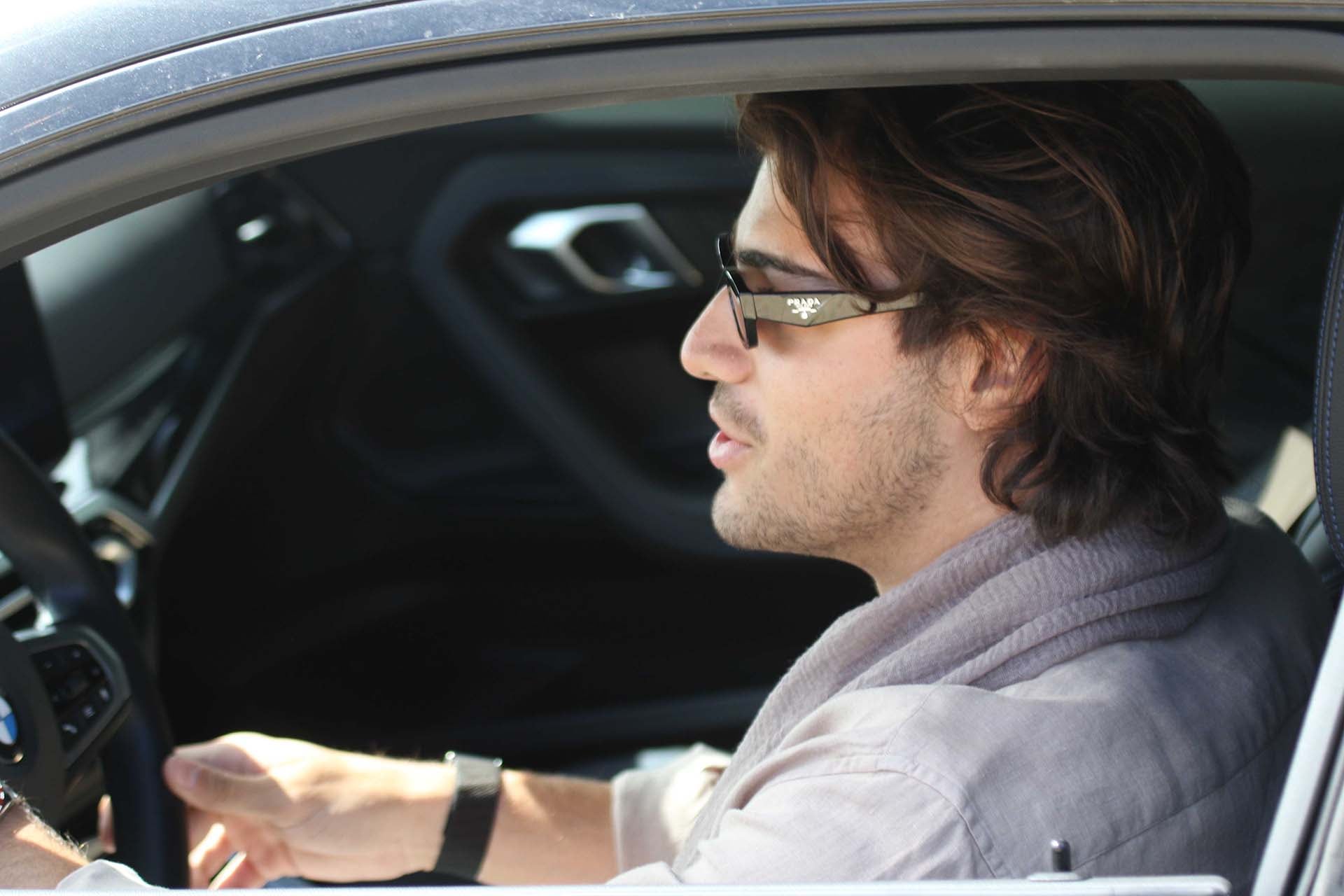 Luca Bertoldi, de 21 años, reforzó su perfil independiente al llegar en su coupé BMW y acompañar a su familia entre turistas y locales